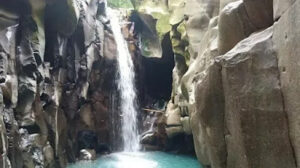 Curug berbatu di Bogor Air Terjun - Curug Cikuluwung
