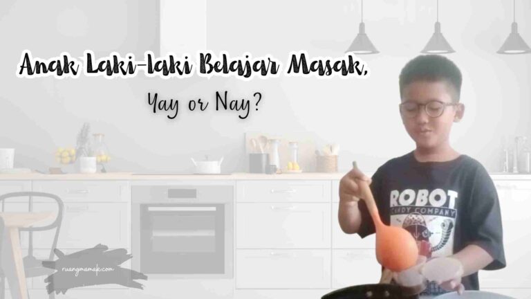 anak laki-laki belajar masak